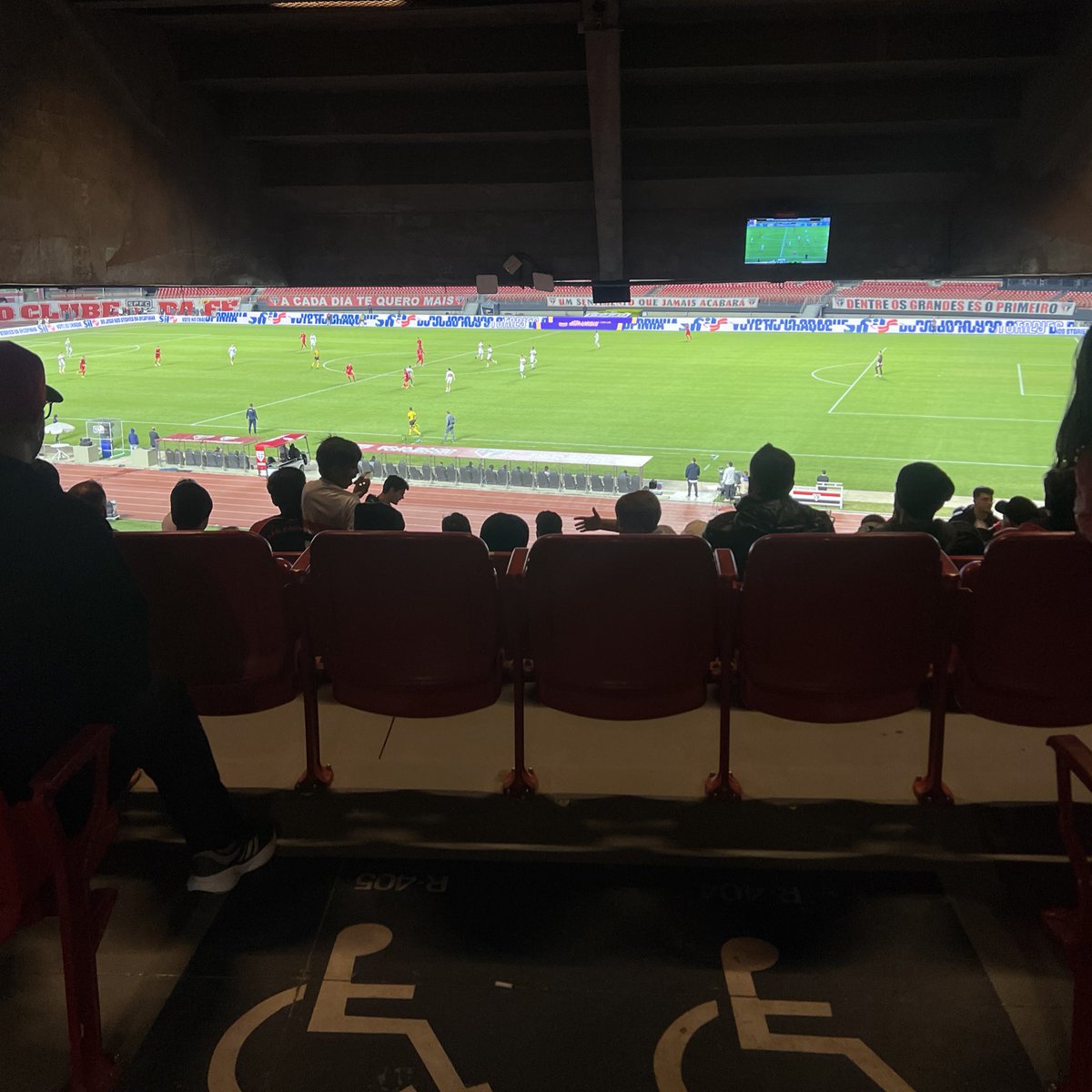 ispfc_'s tweet image. fico mais chocada ainda quando elas reclamam sobre “o teto que fica tampando a visão”, sendo que a visão é assim no meio do corredor lá em cimaaaaaaa