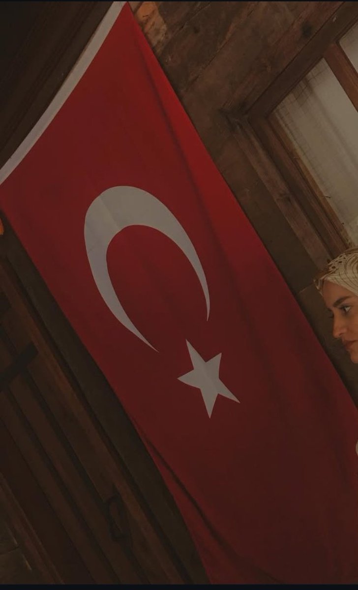 Türk Kızı

"Bağlamıştı gönlümü
Saçlarının düğümü.
Bilmiyordum bu örgü
Acaba bir büğü mü?"

| Hüseyin Nihâl Atsız