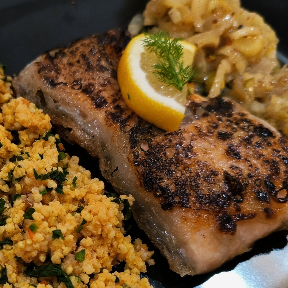 MikeKocht's tweet photo. #Fisch - diesmal #Lachs - wird im Mantel aus #Reispapier besonders saftig. #Wasabi sorgt für Würze.
Dazu würzige #Hirse und süß-saurer #Fenchel als Beilagen.
Ein wenig orientalisch-asiatisch das ganze Gericht heute :-)
https://t.co/nD7XepmiyE https://t.co/WB5Ok72OF9