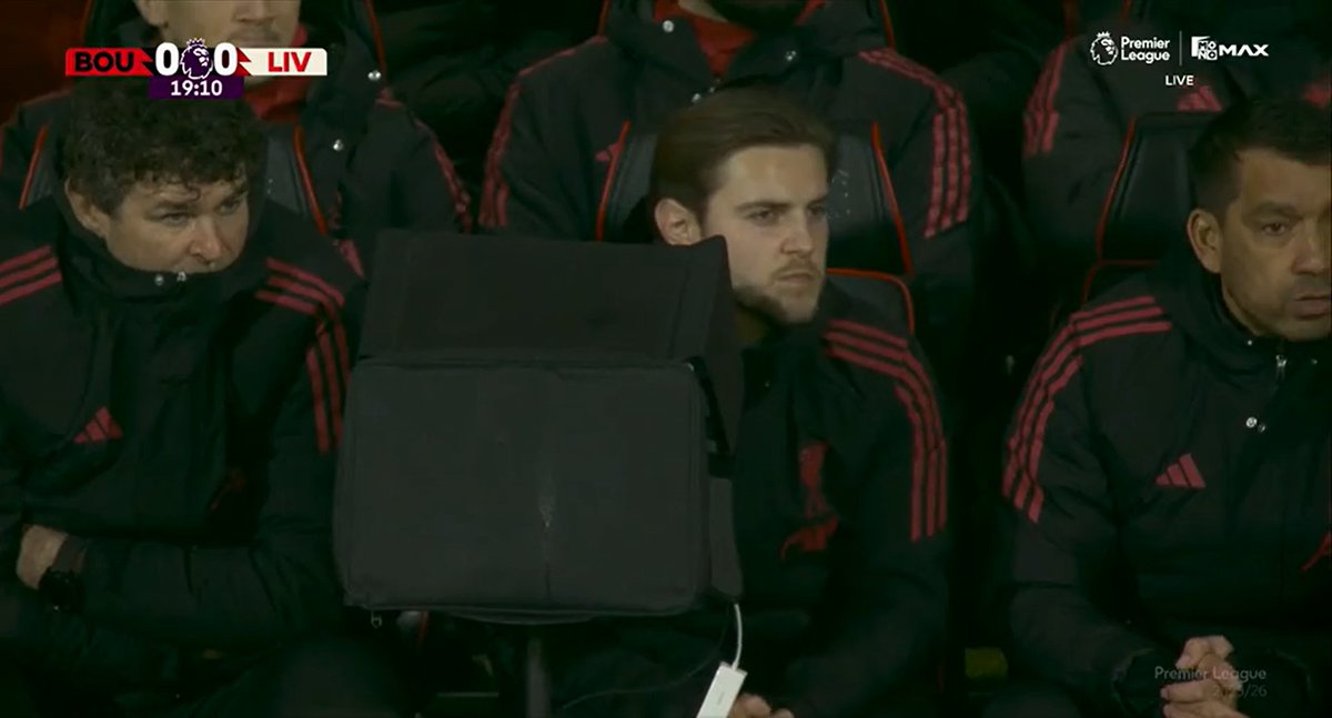 LiverpoolZNE's tweet image. Arne Slot exchanging some words with recently promoted Liverpool set-piece analyst Lewis Mahoney 👀