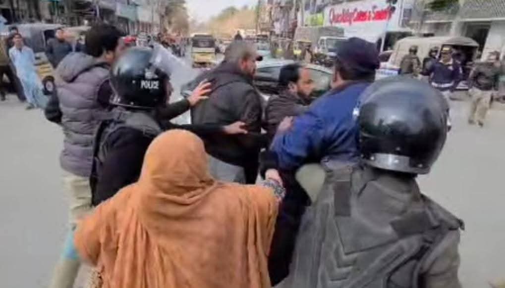 abdulkarim503's tweet photo. Leaders of the movement are in jail.
A “Jail Bharo Tehreek” has begun,
yet the legitimate demand of employees remains unheard.
Is this how approved rights are treated?
#JusticeForBalochistanEmployees https://t.co/KhqUYbEeKl