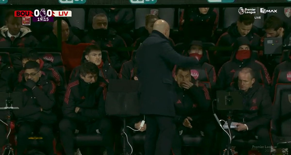 LiverpoolZNE's tweet image. Arne Slot exchanging some words with recently promoted Liverpool set-piece analyst Lewis Mahoney 👀