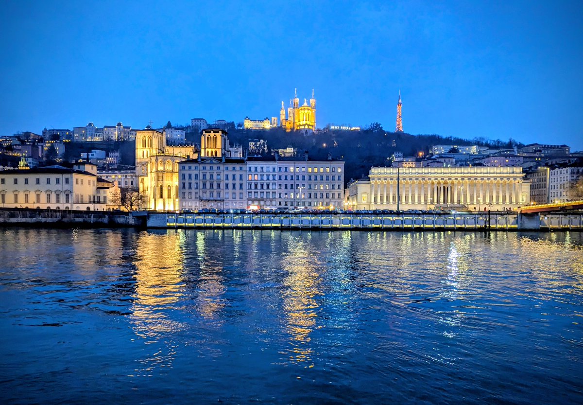 genevievinteu1l's tweet photo. Bonne soirée et belle nuit à tous. Rêvons de nuits éblouissantes et colorées dans la capitale des Gaules. Rêvons ! 💞💞💞 https://t.co/OodLw3KE17