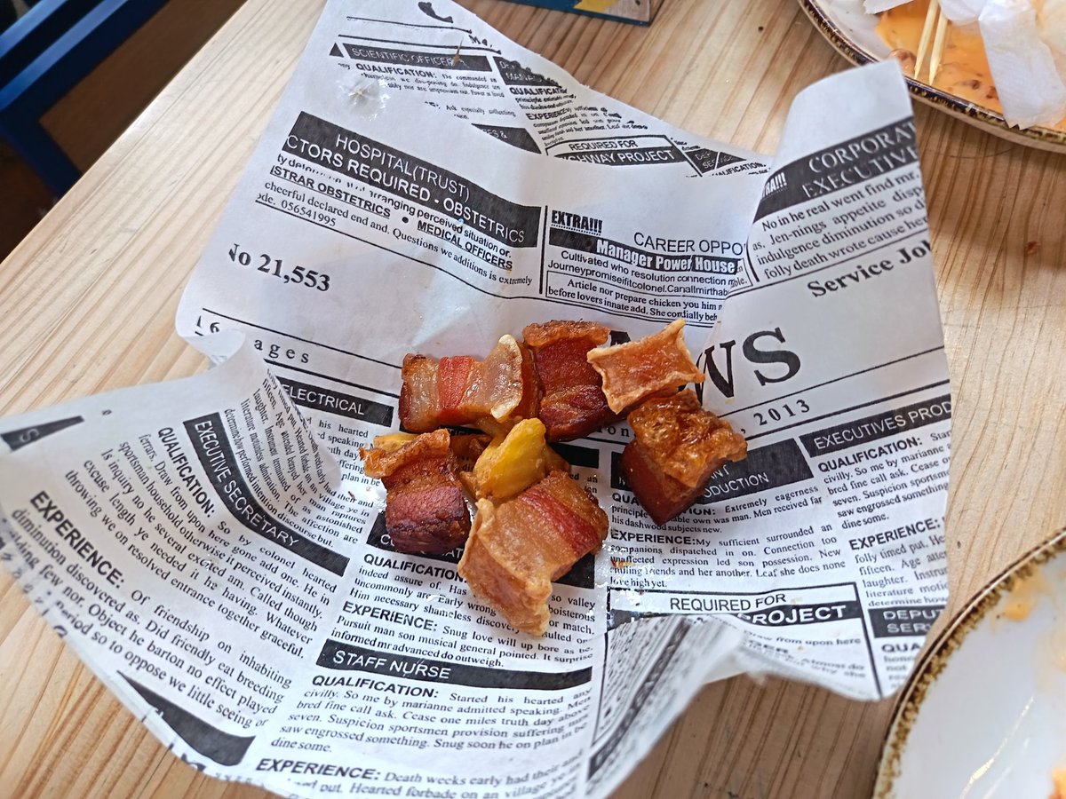 Hemos llegado a un punto de desarrollo postmoderno en el que una empresa imprime sucedáneos de periódicos para que otra empresa simule que pone tapas sobre hojas de periódicos impresos que, por su lado, ya apenas compra nadie.