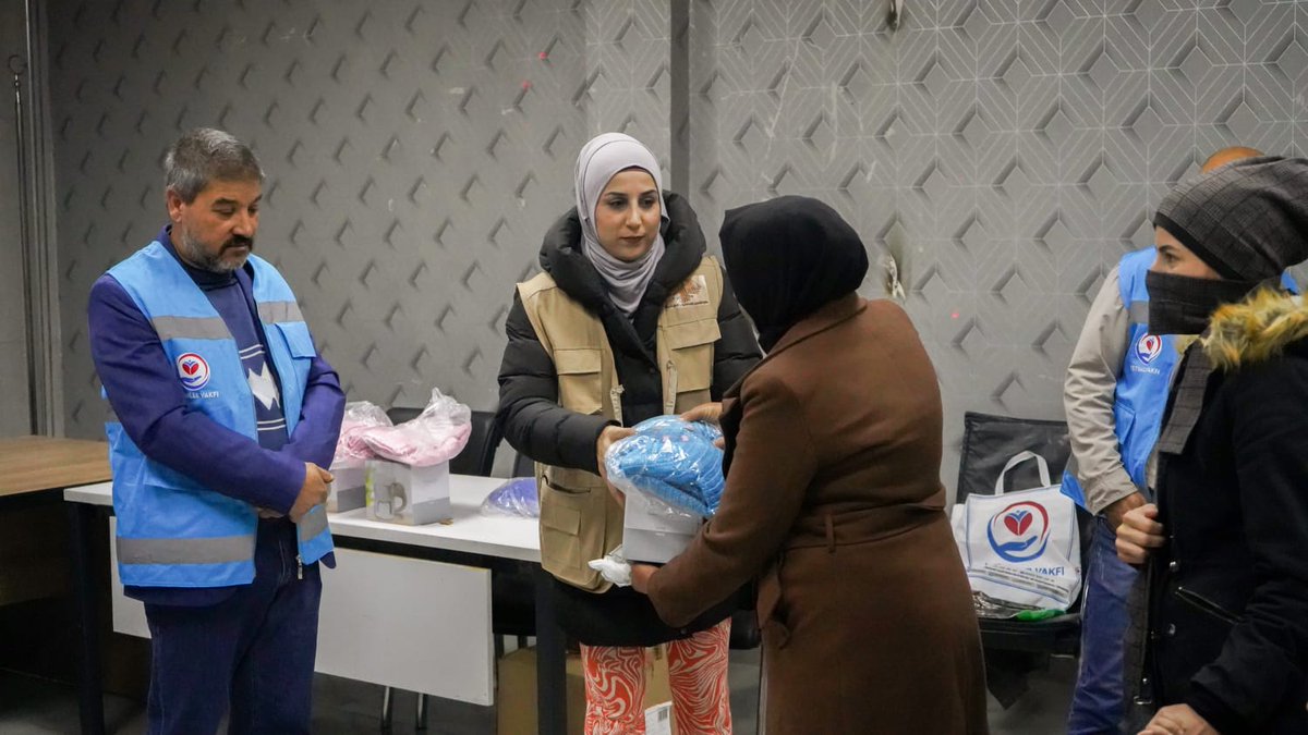 Burada Tüm Stk lara çağrımdır.
Bütün mazlum coğrafyalarda yaptığınız fadekarane çalışmalar gibi savaşın ve çatışmaların tarafı olmayan Mazlum Kürt halkı içinde seferber olma zamanıdır.Halep Afrin Kobani Haseki ve kamışlıdaki kardeşlerimize sahip çıkma zamanıdır.