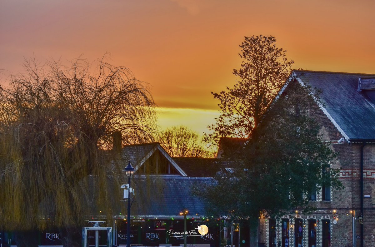 VeronicaJoPo's tweet image. A very fiery sky at sunset today over Ely, Cambridgeshire #sunset #firesky #fiery #riverside #clouds