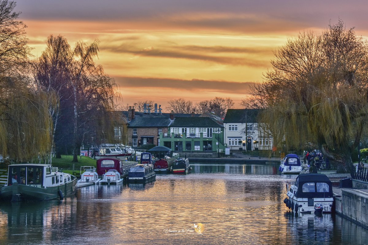 VeronicaJoPo's tweet image. A very fiery sky at sunset today over Ely, Cambridgeshire #sunset #firesky #fiery #riverside #clouds