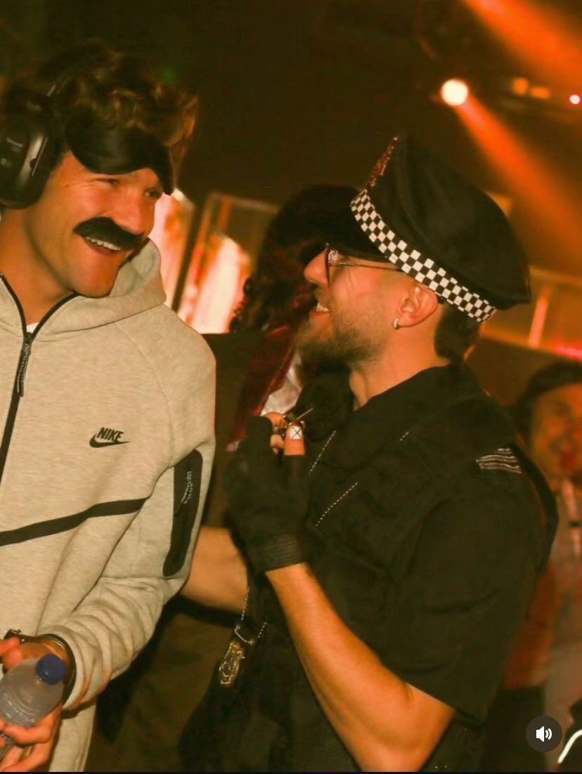 🇻🇪 𝗠𝗔𝗥𝗖𝗢𝗦 𝗔𝗟𝗢𝗡𝗦𝗢 disfrazado de 𝗡𝗜𝗖𝗢𝗟𝗔𝗦 𝗠𝗔𝗗𝗨𝗥𝗢 en el momento de su detención.

👮🏻‍♂️ 𝗢́𝗦𝗖𝗔𝗥 𝗠𝗜𝗡𝗚𝗨𝗘𝗭𝗔 el policía que lo vigila.

🎂 Fiesta de cumpleaños de <a href="/BorjaIglesias9/">Borja Iglesias</a>.