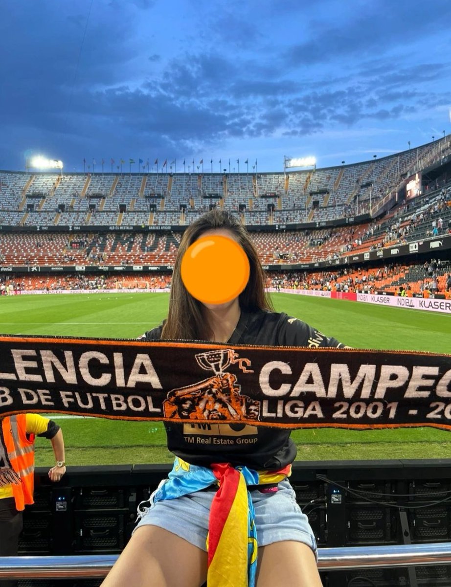 Una amiga ha perdido esta bufanda hoy en Mestalla, o en la grada de animación o saliendo del estadio. Es una bufanda muy importante para ella ya que es de su padre de hace muchos años. Agradecería máxima difusión, muchas gracias.