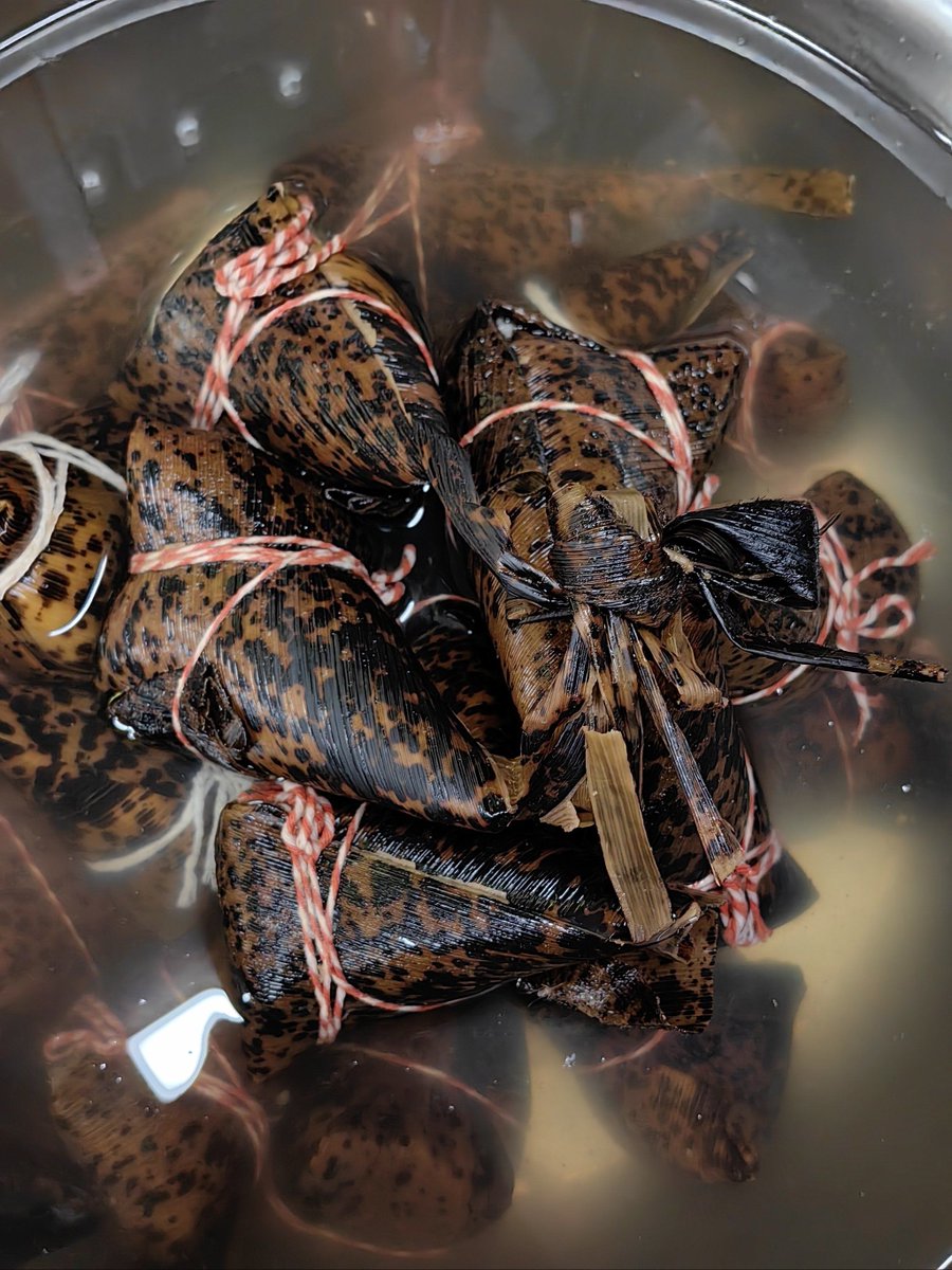 Siva6006's tweet photo. 【端午限定·艾草肉粽套餐】香糯糯米裹鲜咸猪肉，搭配清口绿豆沙！今日起至6月10日，堂食立减5元，速来尝鲜～ https://t.co/PrP5OFs6bJ
