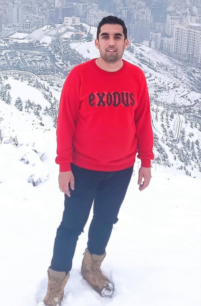 nedabahram's tweet image. ۱) پسر من فقط ۲۶ سال سن داشت ، با یک دنیا ارزو و امید به آینده 
روز ۱۸ دی برای رسیدن به ارزوهاش رفت و هرگز برنگشت 
با تیر جنگی به سرش، مغزش را دراوردن 
و با گرفتن تعهد و امضا از ما نزاشتن براش حتی یک اعلامیه و یا پارچه مشکی بزنیم و هیچ مراسمی نگرفتیم و حالا می خوان او را👇