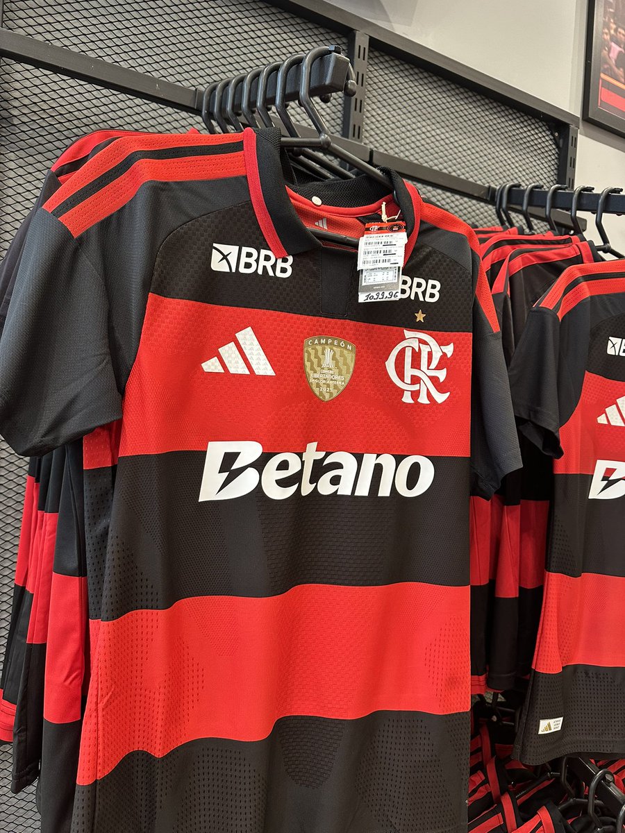 fla_infos's tweet image. Assunto sério! 🤔

Tô em uma discussão aqui sobre valores, vale a pena pagar R$ 1099,96 em uma camisa do Flamengo?