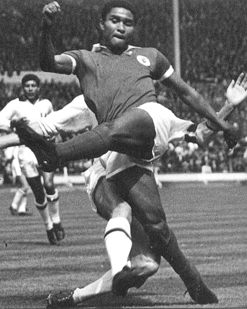 A vida é breve, o Rei é eterno! Eusébio faria hoje 84 anos. 🕊️