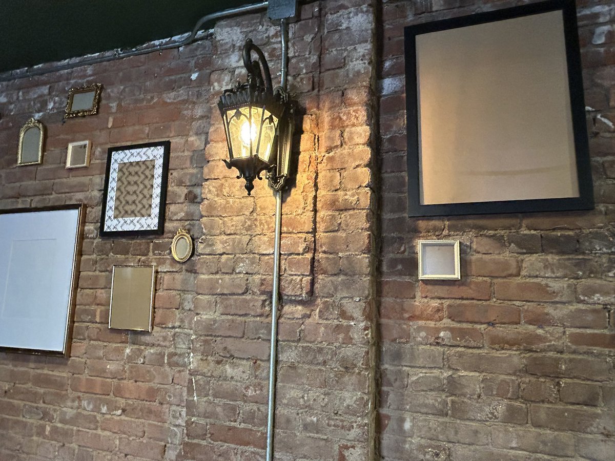 ホステルのラウンジ🕰️

美しい写真や絵がかかってる…
っぽいんだけど、

かかってないんだよね。笑

気になって仕方ないんだけど🖼️