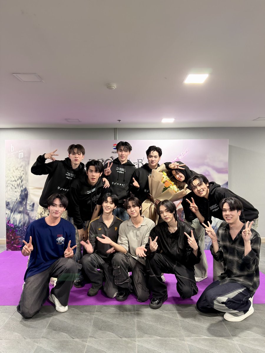 DomundiTV's tweet image. “ปัง” @pung_phirunwat “ริวจิน” @rryjinnn “แพทจิ” @chira_patt “ฟีฟ่า” @Fifa_thanut และ “พอร์ช” @PorschePochi เป็นตัวแทนจากค่าย Domundi ร่วมชมและแสดงความยินดีกับวง @PROXIE_Official ในคอนเสิร์ต PROXIE The 3rd Concert ‘PROXIMA-B’ ✨💐

#PROXIE_The3rdConcert 
#domunditv