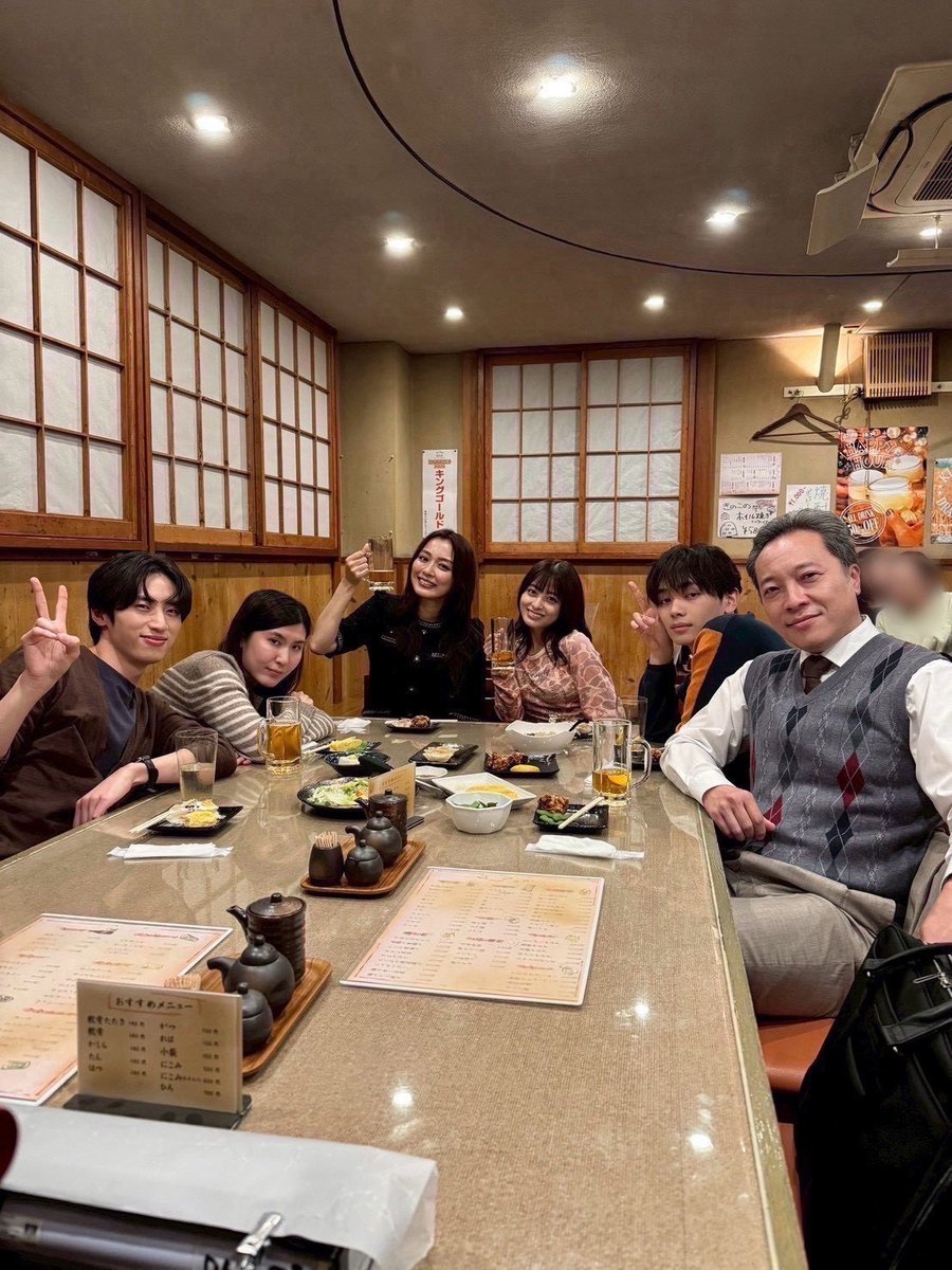 yandoku_fuji's tweet image. ❤️‍🔥第𝟑話 𝟏月𝟐𝟔日放送🩺
   月9ドラマ「#ヤンドク！」

⋆⸜ ヤンドクカルテ📖 ⸝⋆

脳神経外科チーム飲み会オフショット🍻
撮影合間もおしゃべりしていて
仲良しなみなさん😌‧₊𖤐˚

第2話見逃し配信はプロフィールのリンクから
TVerで夜露視来（ヨロシク）👊🏻( ¨̮💪🏻)
▶︎ @yandoku_fuji…