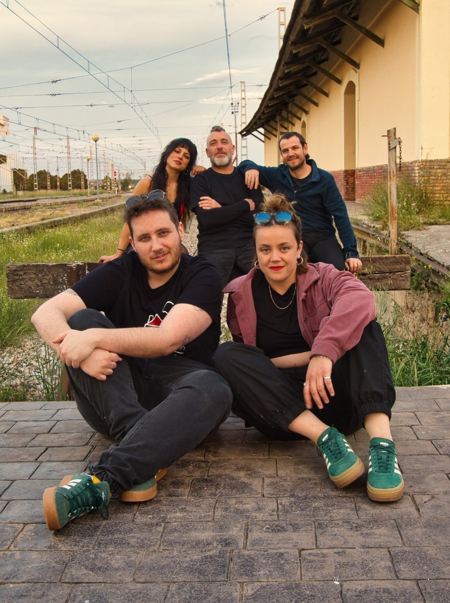 En un momento en el que muchas bandas nacen ya con una estrategia clara de visibilidad y promoción, Barrys representan justo lo contrario: la música como punto de encuentro y, casi sin darse cuenta, acabar construyendo un proyecto con identidad propia: arainfo.org/?p=320229

✍️