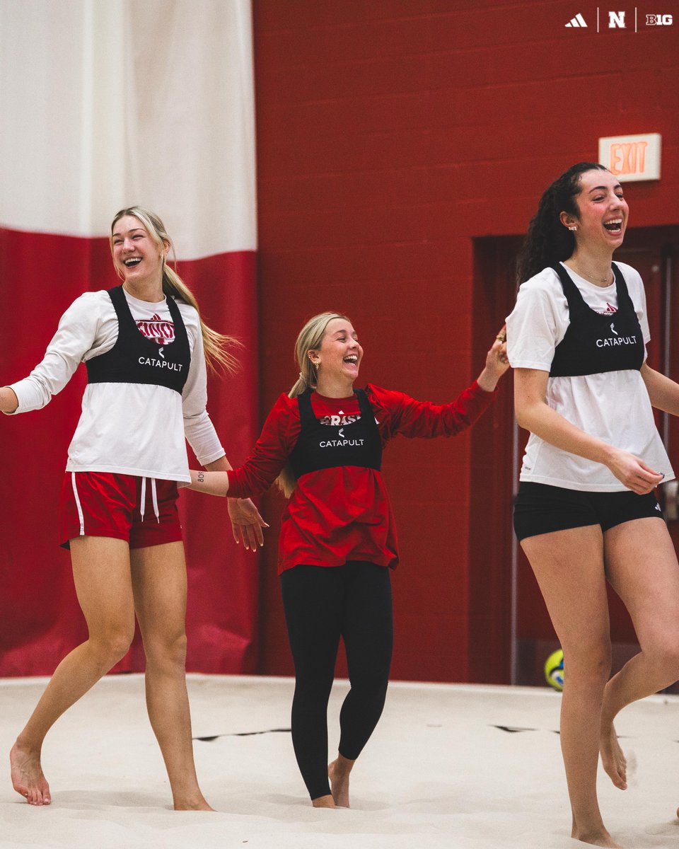 HuskerVB's tweet photo. Beating the cold at the beach! 🏝️ 🏐

Stay warm out there, Husker Nation! ♨️ https://t.co/4TnwSGLt4e
