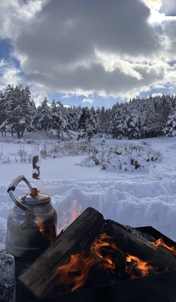 Çay sıcak, kar soğuk… Denge dediğin böyle bir şey kar yağarken içilen çayın tadı, hiçbir mevsimde yok