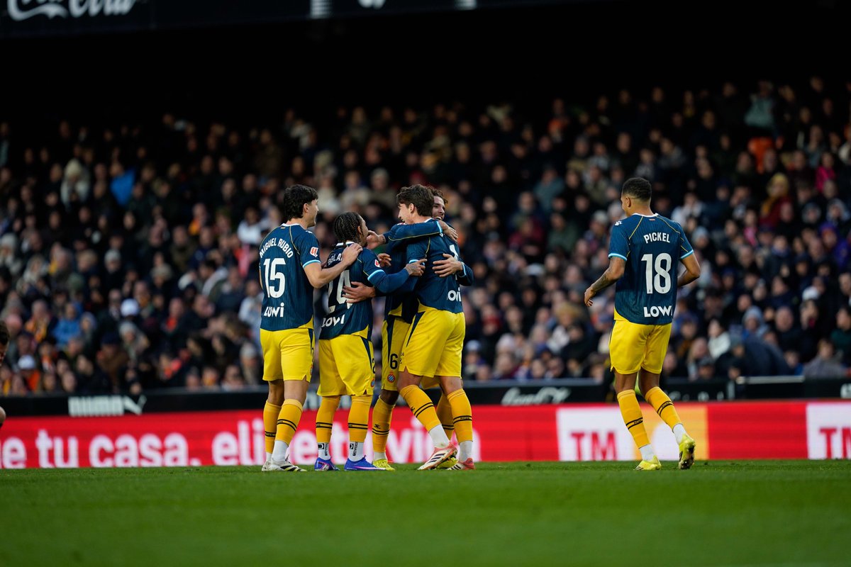 RCDEspanyol's tweet image. No entenem moltes coses, però n’hi ha una de ben clara: 𝐪𝐮𝐢𝐧 𝐨𝐫𝐠𝐮𝐥𝐥 𝐝’𝐞𝐪𝐮𝐢𝐩 𝐢 𝐝’𝐚𝐟𝐢𝐜𝐢𝐨́.

Bon viatge de tornada a casa 💙