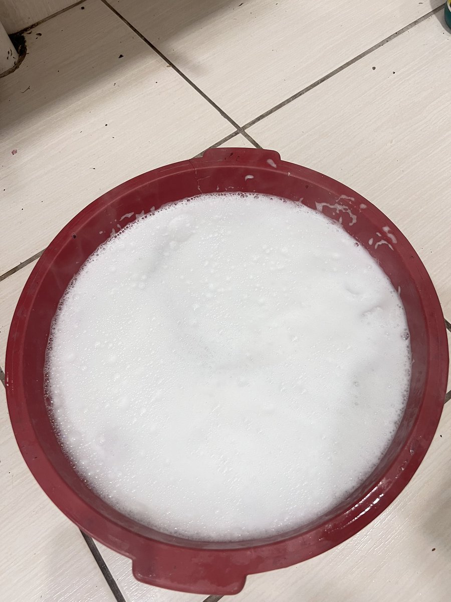 abitola_'s tweet image. Macumbeiro bom não esconde dica pra clarear roupa: 
Água quente + 1 colher de PERCABONATO de sódio. 

Depois tu conta pra madrinha aqui 💋