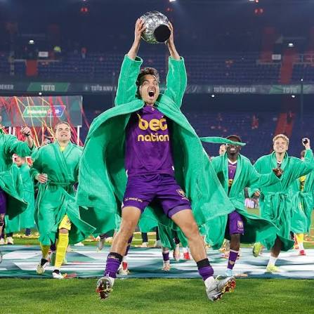 janwillemspaans's tweet photo. Mats Deijl stond vooraan. Op de vrolijkste dag, maar ook op de verdrietigste. Niet omdat hij graag vooraan staat, maar omdat dat de natuurlijke gang van zaken was. 

Voetbaltechnisch is Deijl vast vervangbaar. Op menselijk vlak is 't een andere zaak. Met recht 'n rood-geel icoon. https://t.co/k1qVNv6Kub