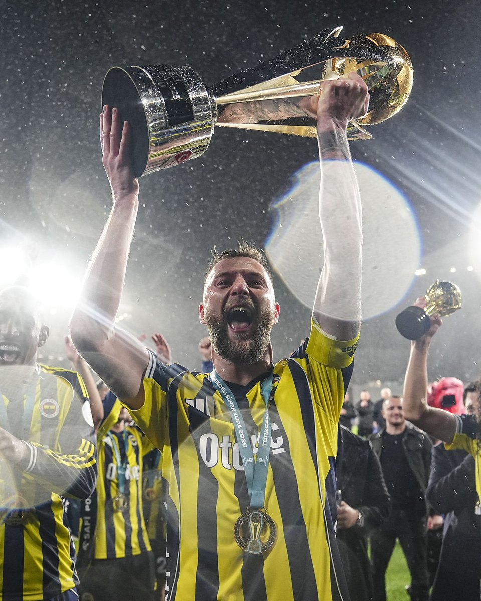 Sanchezi görünce bir kez daha şükür ettik ligin açık ara en iyi stoperi 💙💛