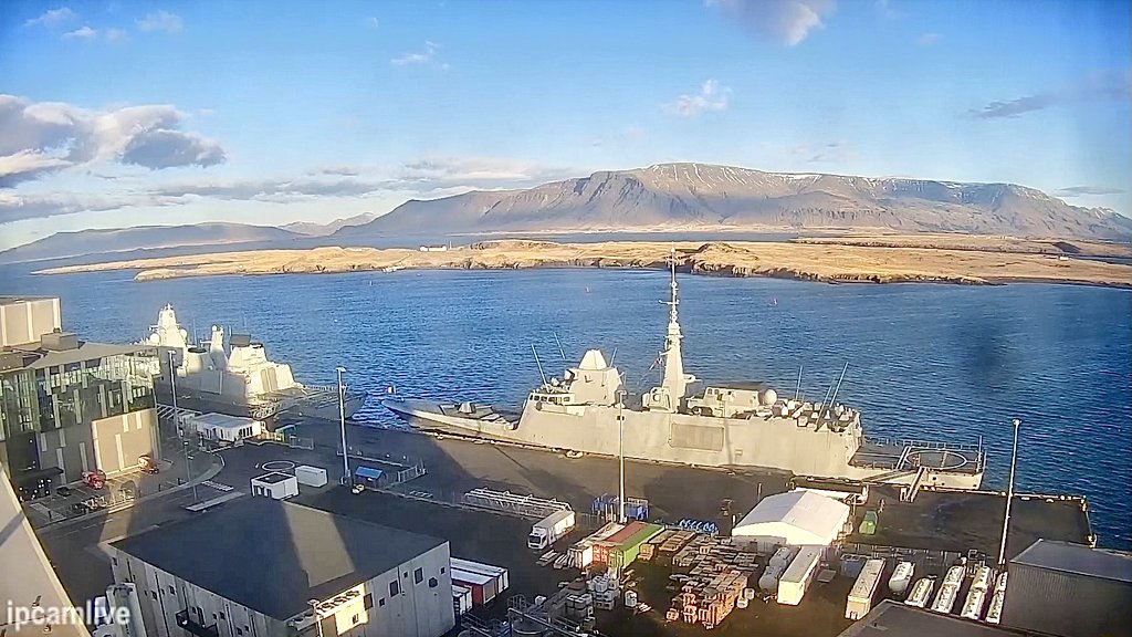 French Navy FREMM frigate "Bretagne" along with Danish Navy HDMS Peter Willemoes and HDMS Thetis frigates in Reykjavik, #Iceland (jan 24, 2026) as part of their joint patrol in the North Atlantic in Greenlandic waters. 🇨🇵🇩🇰🇬🇱🇮🇸
via <a href="/WarshipCam/">WarshipCam</a> #Greenland