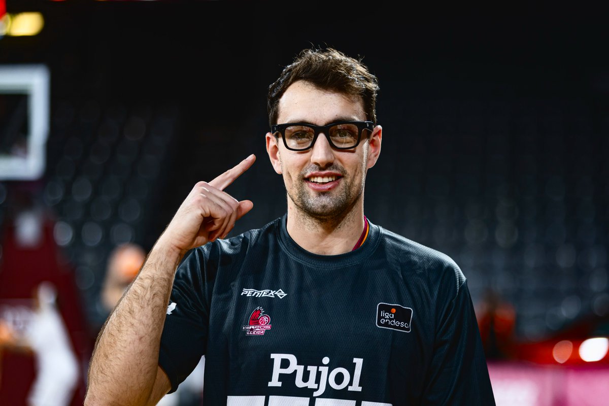 ACBCOM's tweet photo. 👓 POV: eres Mikel Sanz en el calentamiento

#LigaEndesa | 📹 @flleida https://t.co/F6cNH4t2zE