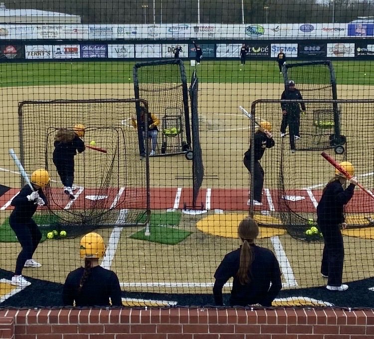 _STAsoftball's tweet image. Early work to beat the weather💛🖤