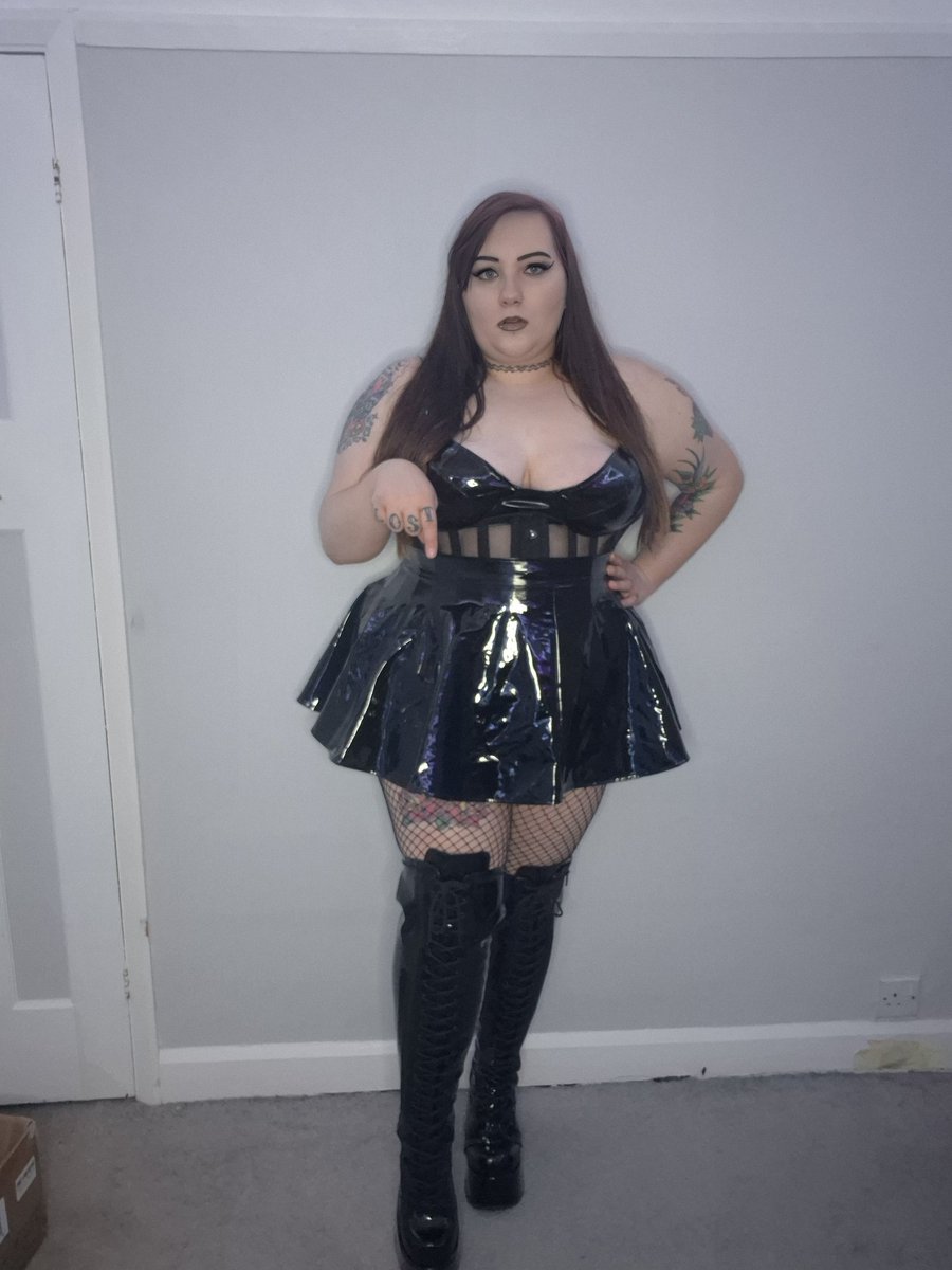 xcxrose1's tweet photo. Down boy, now start cleaning the boots 😈 https://t.co/P8nyroQSvX