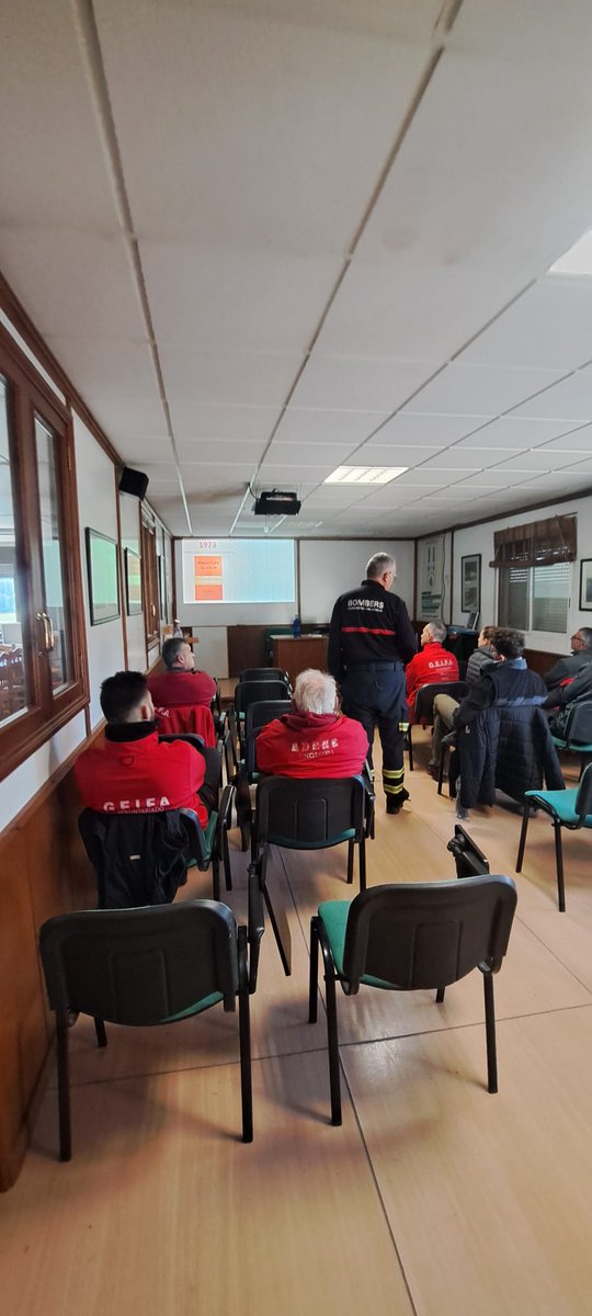 AdeneGeifa's tweet photo. Durante la jornada de hoy hemos realizado formación teórico práctica impartida por coordinador 803 , en la búsqueda de personas desaparecidas . Muchas gracias a coordinación por la formación recibida . https://t.co/L96DmD2RDp