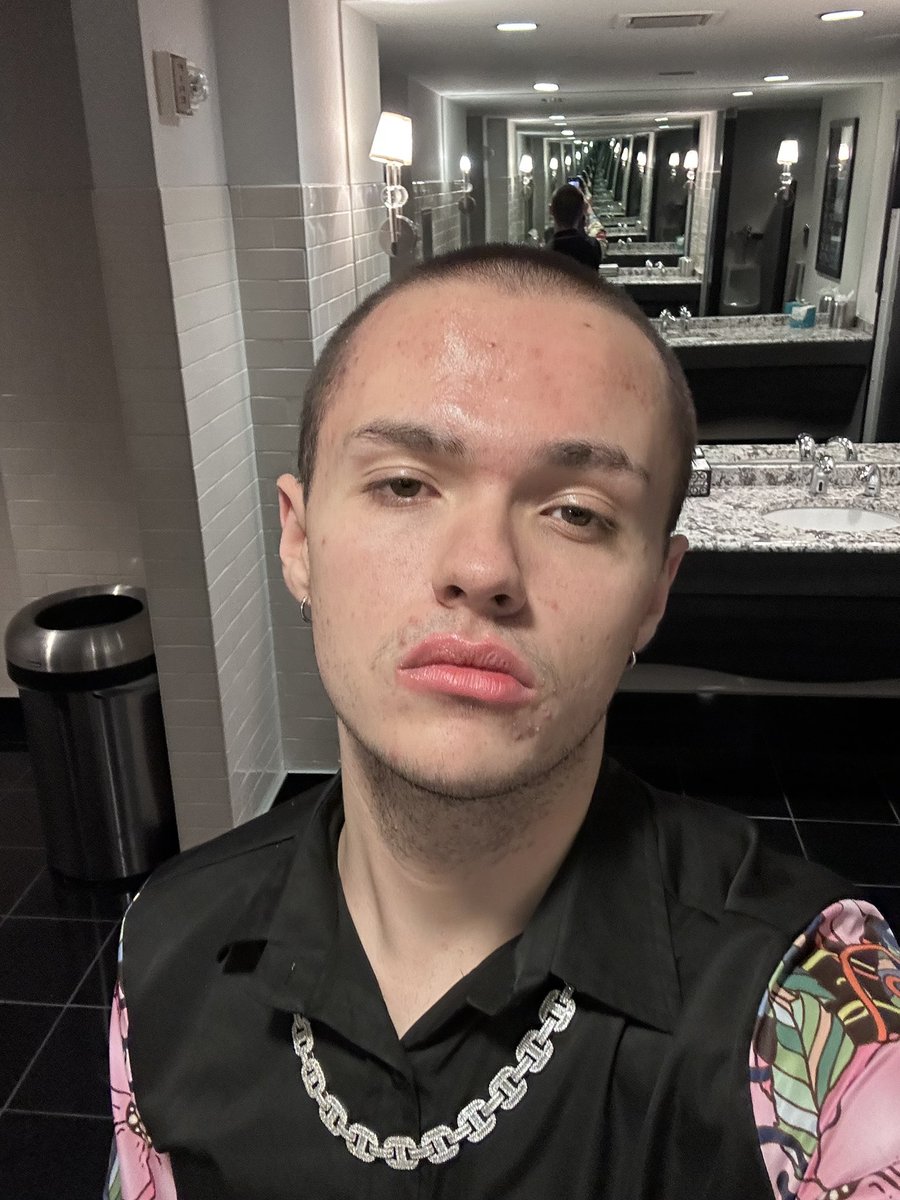 XOXOJAMESON's tweet photo. Official face reveal since I’ve decided to keep that other tweet up! Plus some (now out of date) mh signature shelves :p 
Hi if I know you on the clock app :3 https://t.co/Chc2ND3xk0