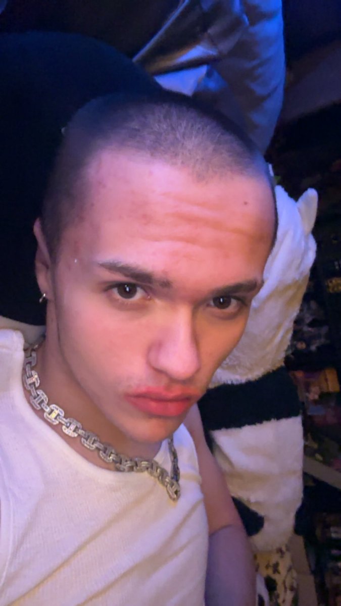 XOXOJAMESON's tweet photo. Official face reveal since I’ve decided to keep that other tweet up! Plus some (now out of date) mh signature shelves :p 
Hi if I know you on the clock app :3 https://t.co/Chc2ND3xk0