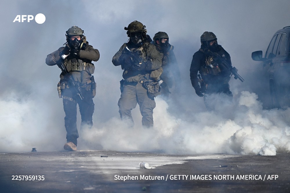 afpfr's tweet image. Le ministère américain de la Sécurité intérieure a affirmé que l'homme était armé d'un pistolet semi-automatique et avait "violemment résisté" avant qu'un agent "craignant pour sa vie" ne tire sur lui.