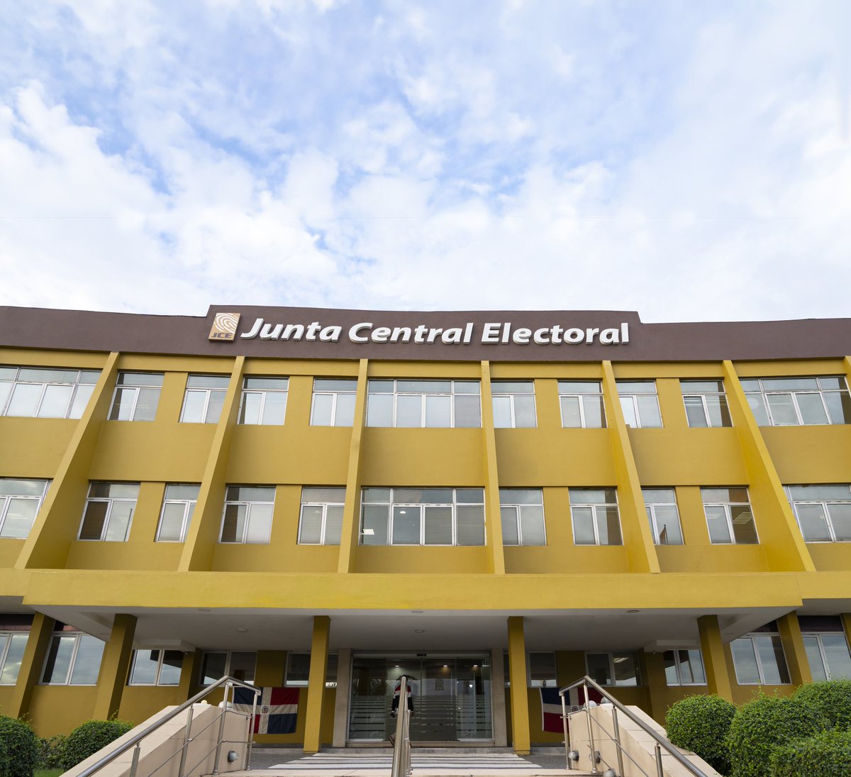 #JCEInforma | JCE entregará primera cédula de identidad y electoral al presidente Luis Abinader Corona este lunes.

Acto oficial se efectuará a las 9:00 a. m. en la sede central

 Amplía esta información aquí 🔗 go.jce.do/4sVuYek