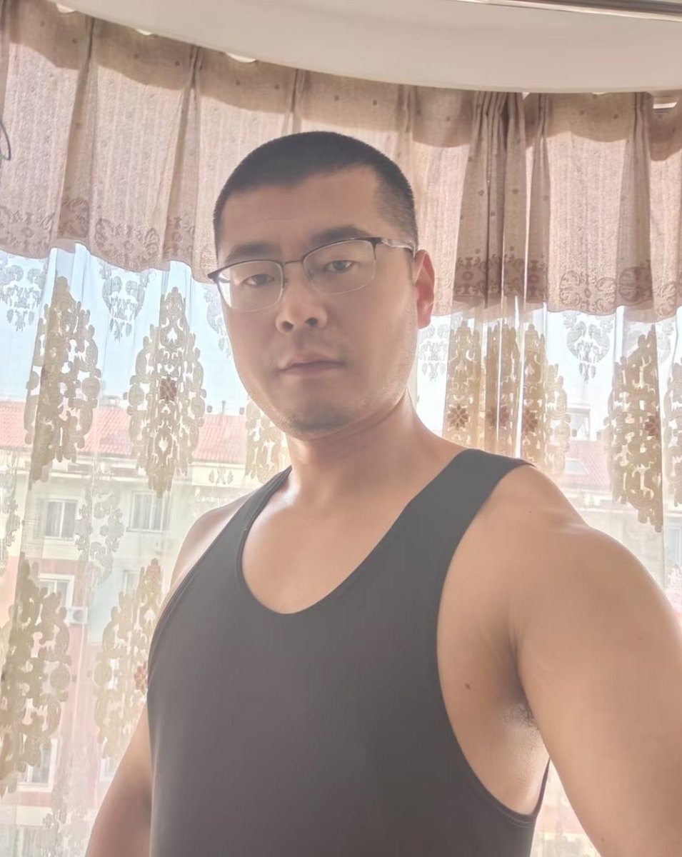 WilsonCrys74167's tweet photo. 硬醒了又尿不出来,😢谁来张口接住,很好奇真的有厕奴? ??  #想找个人玩一下,#憋了好久了 https://t.co/zsAjxomzum