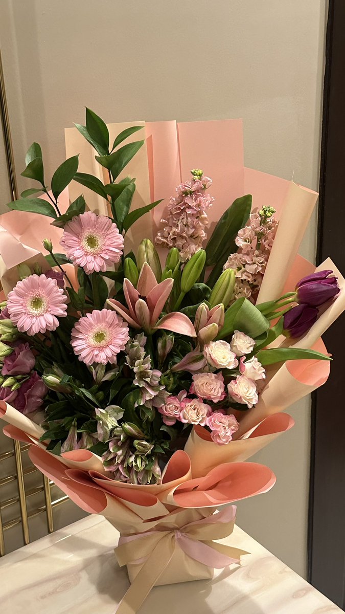 _ea04's tweet image. 🌸 الورد يذكّرنا أن المعنى ليس في الطول، بل في الأثر.