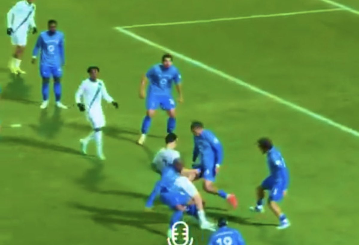 معقولة لحالي أشوفها بلنتي ⁉️
انزرفنا ببلنتي 💔💔

 #نيوم_الاهلي