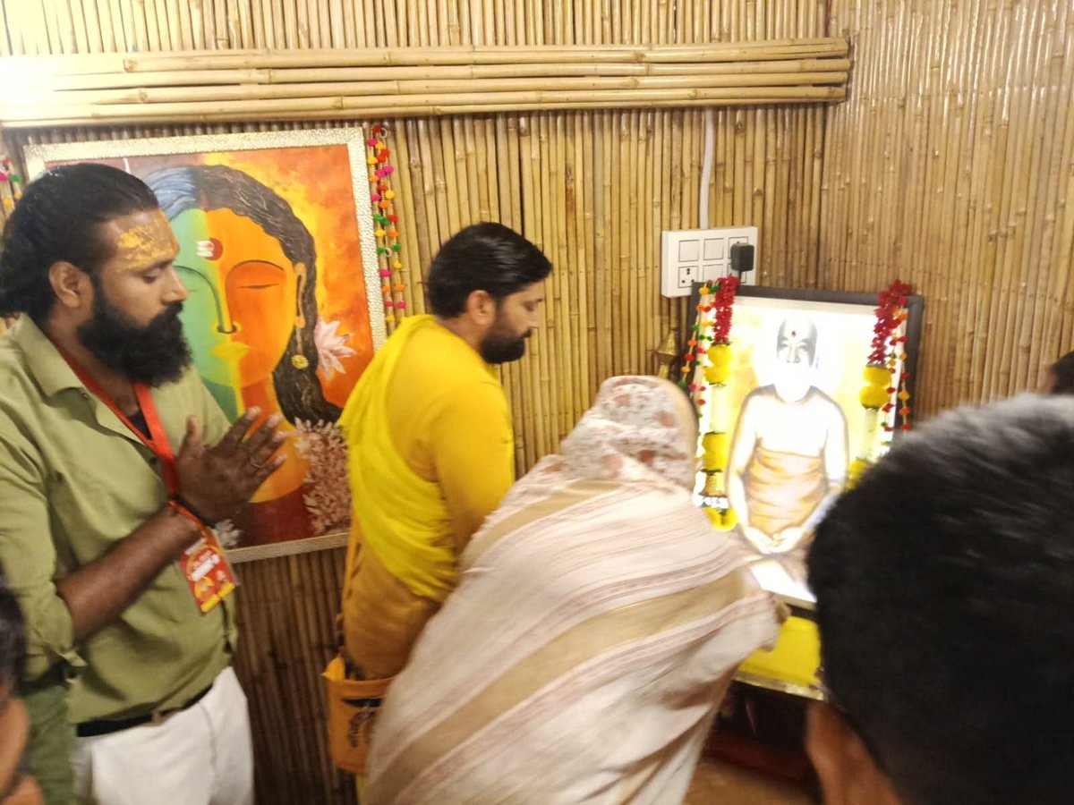 RayShandhya's tweet image. दतिया के ग्राम बाजनी में आयोजित श्रीमद् भागवत कथा एवं यज्ञ में शामिल होने का अवसर मिला। मंदिर में मातारानी के दर्शन करने के साथ पूज्य गुरुदेव जी का आशीर्वाद लिया। 

#BhindDatiaLoksabha
#Datia #SandhyaRay