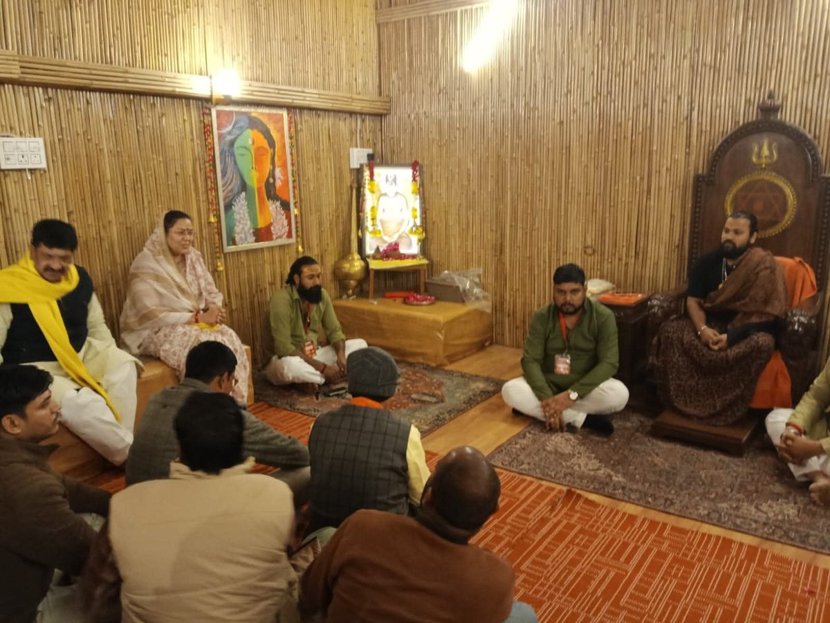 RayShandhya's tweet image. दतिया के ग्राम बाजनी में आयोजित श्रीमद् भागवत कथा एवं यज्ञ में शामिल होने का अवसर मिला। मंदिर में मातारानी के दर्शन करने के साथ पूज्य गुरुदेव जी का आशीर्वाद लिया। 

#BhindDatiaLoksabha
#Datia #SandhyaRay