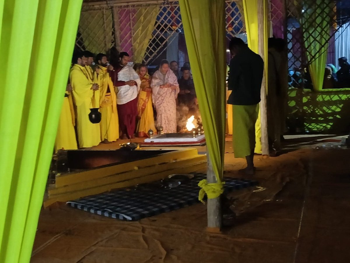 RayShandhya's tweet image. दतिया के ग्राम बाजनी में आयोजित श्रीमद् भागवत कथा एवं यज्ञ में शामिल होने का अवसर मिला। मंदिर में मातारानी के दर्शन करने के साथ पूज्य गुरुदेव जी का आशीर्वाद लिया। 

#BhindDatiaLoksabha
#Datia #SandhyaRay