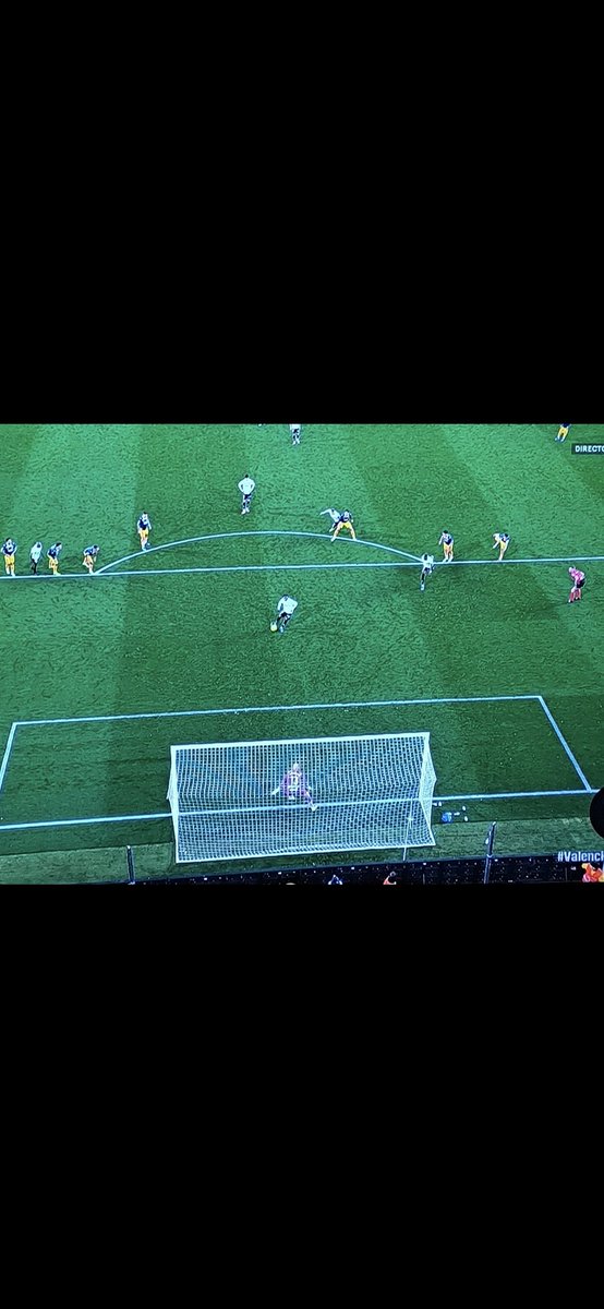 #LaLiga  quan uns àrbitres cometen 4 erros en la mateixa jugada i beneficiant al mateix equip, és un fet premeditat.
1. Falta a Rubén 
2 Fora de joc Sadíc el central el segueix intervé.
3 no es penal.
4 s'ha de repetir Sadíc està dins