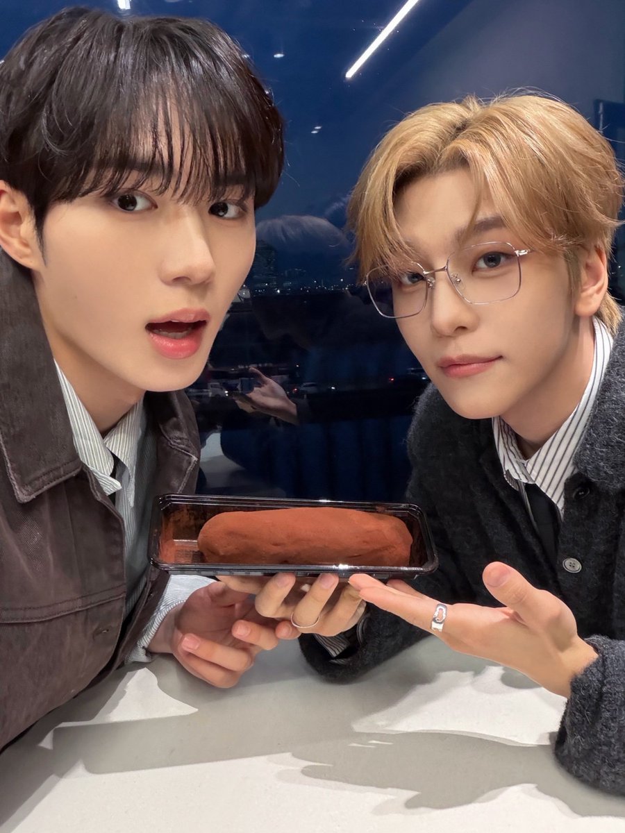 ₍ 📸 ₎ TWITTER

#JUNSEO et #XINLONG : 24.01.2026 – Moment trop mignon :
Il existe vraiment un idol pareil dans ce monde…

#ALPHADRIVEONE #알파드라이브원 | 🪼