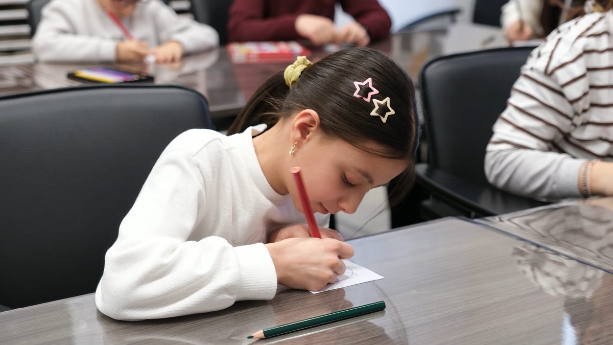 Kudüs Okulu’nda bu hafta mesafeleri kalbimizle aştık; Mescid-i Aksa’nın vakur mimarisini ve kadim coğrafyasını derinlemesine tahlil ettik. Aksa’nın avlularını zihnimizde adımlarken, şehrin silüetini bir emanet bilinciyle ruhumuza nakış nakış işledik.