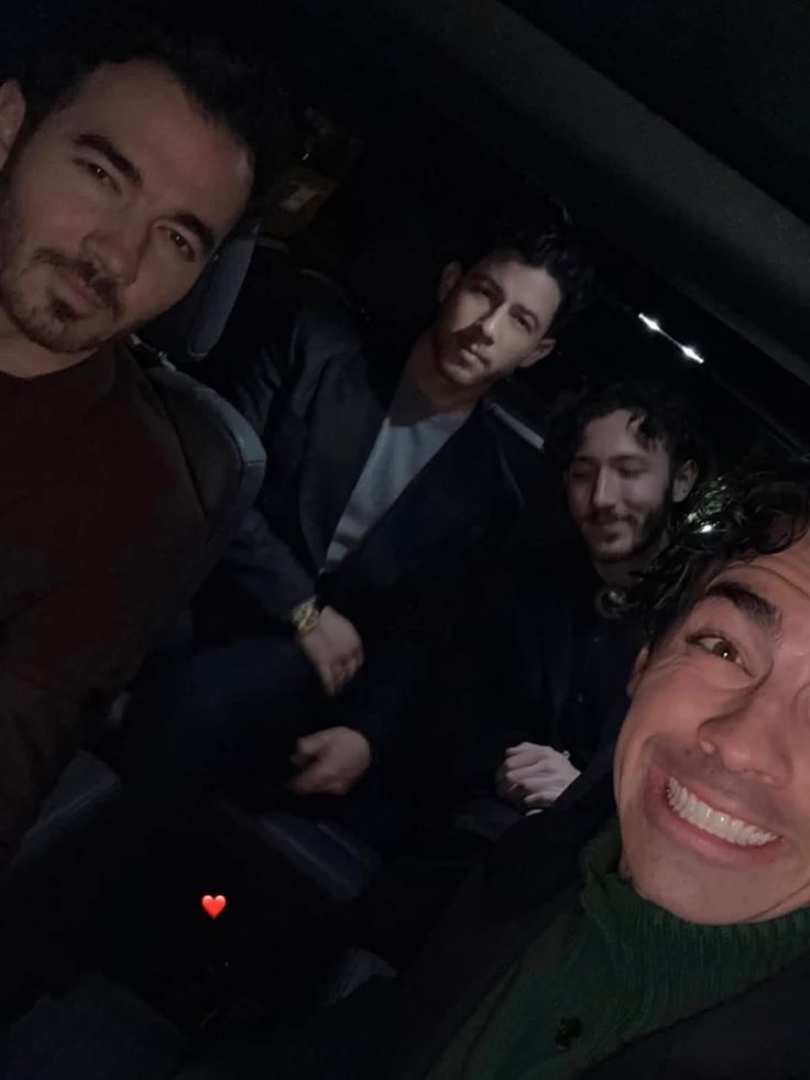 Lonelywarrior3's tweet photo. No puedo explicarlo pero está fotografía de los Jonas capta la esencia de cada uno. https://t.co/fn1oc6pYvs