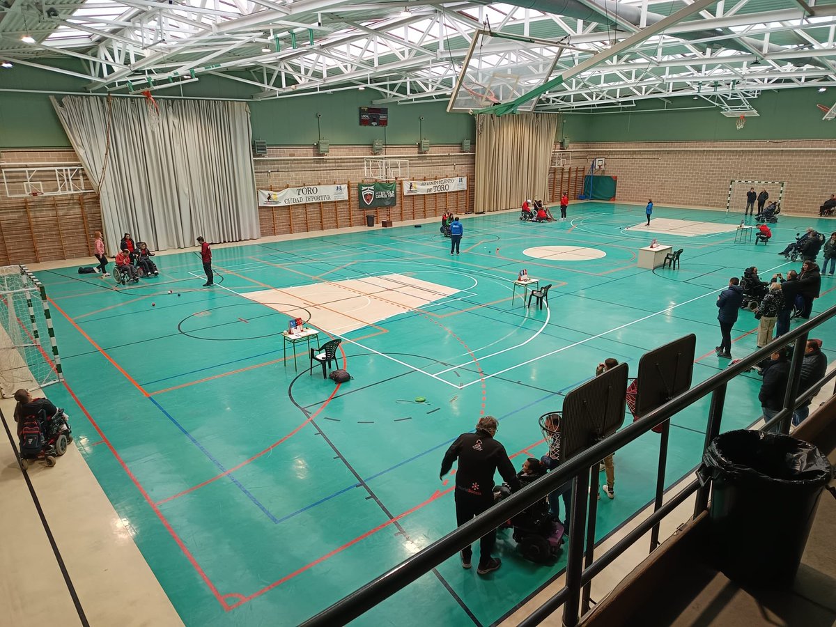 Toro_Ayto's tweet photo. Toro ha inaugurado la Liga de Boccia de Castilla y León, que arranca aquí una temporada histórica. El Polideportivo Municipal ha acogido la primera jornada de esta competición de deporte adaptado, con la asistencia de Carlos Rodríguez, teniente de alcalde y concejal de Deportes. https://t.co/NQCOSNcVaQ
