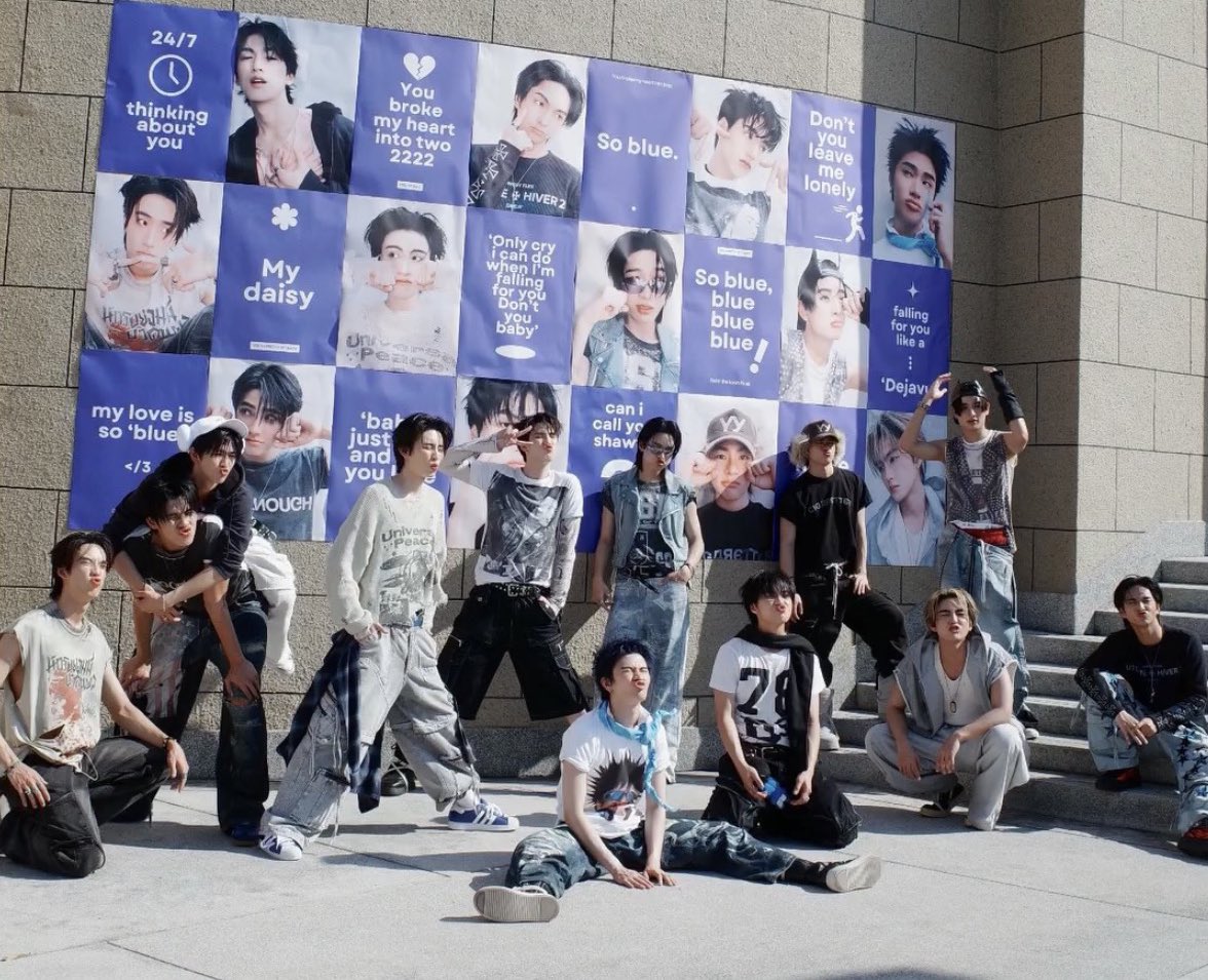 Snexhong's tweet image. ยอมฮีเลยว่ะ อยากถ่ายรูปคู่กับน้องคนนั้นมาก ถึงขั้นสลับรูปให้ลงมาอยู่ข้างล่างเลยอะ ทุกคนฮีทำทุกอย่างแล้วจริง ๆ ด้วย🙂‍↕️