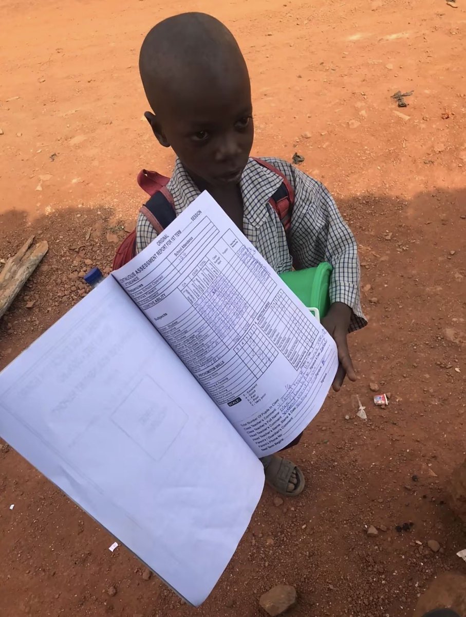 _iamtolulope's tweet image. My pikin carry first for school