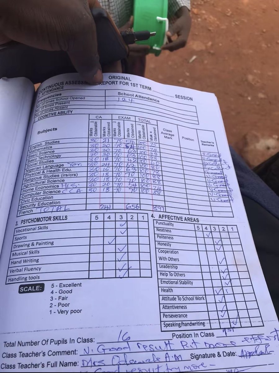 _iamtolulope's tweet image. My pikin carry first for school